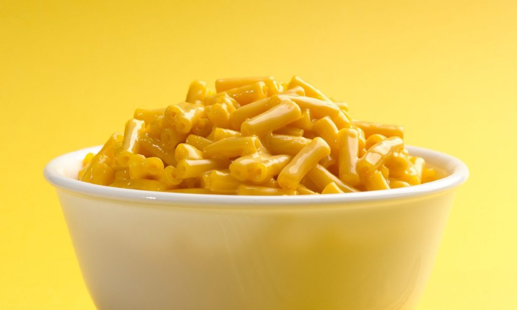 eat macaroni cheese