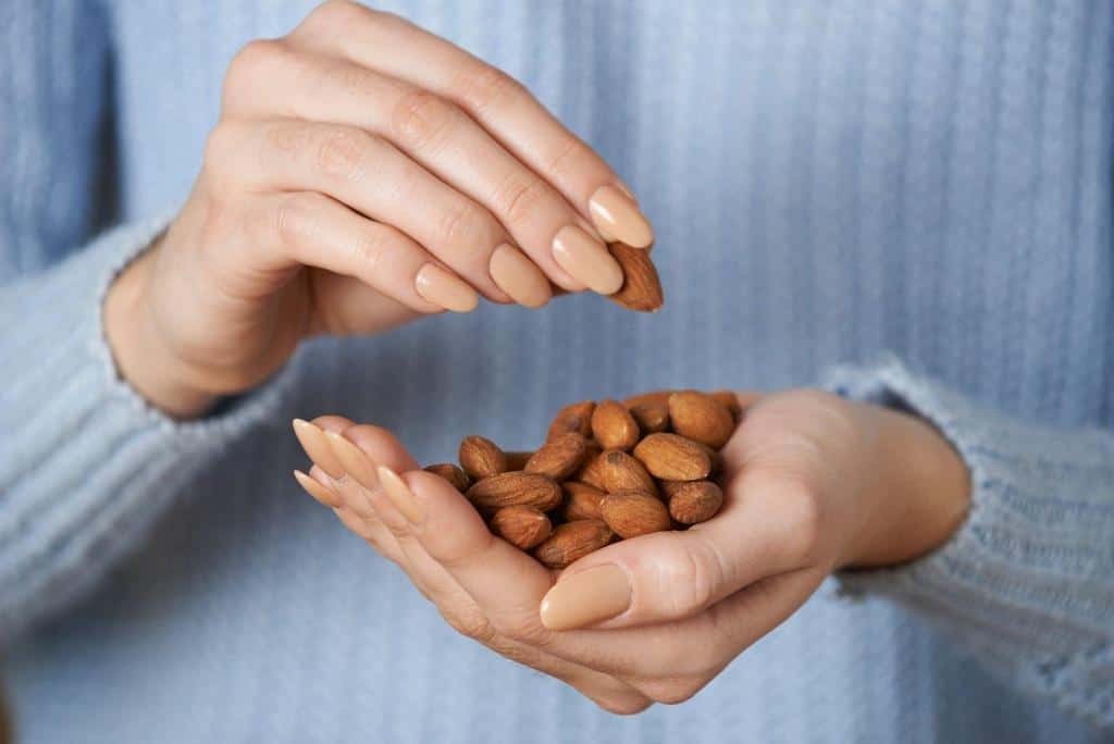 eat raw almonds