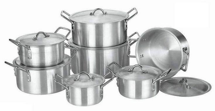 Why Do Chefs Often Use Stainless Steel Pots Rather than Aluminum Pots?