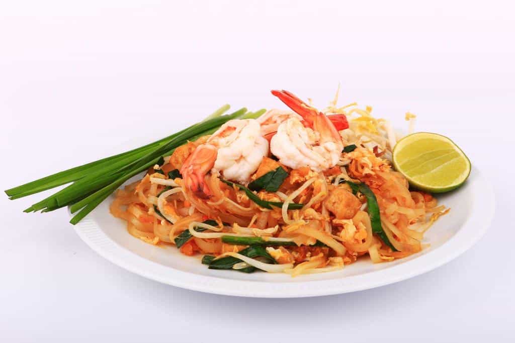 pad thai stir fried noodle with prawns and shrimp