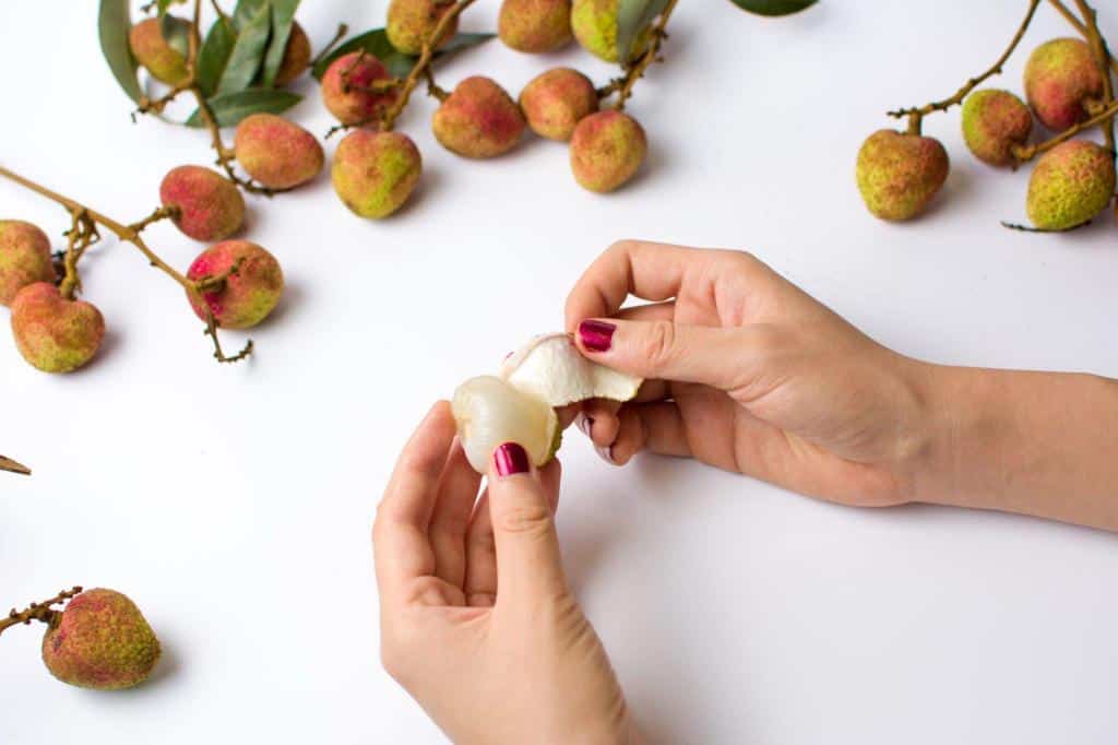 peel off lychee skin to eat