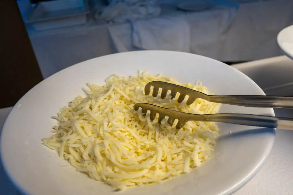 cook prepare shredded cheese