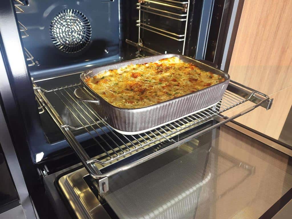 cook homemade lasagna in the oven