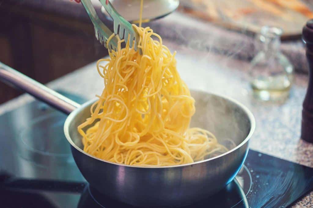 preparing spaghetti noodle with vongole