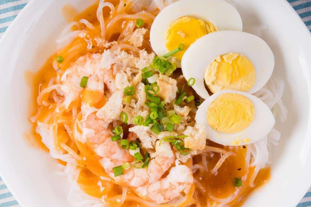 thick rice noodles with shrimp-sauce-crispy pork skin and boiled egg
