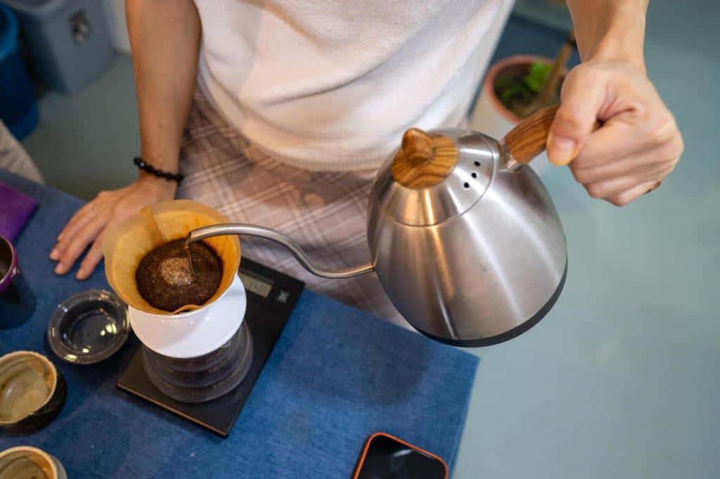 baristas prepare hot coffee-beans-in-cup-pot-to-make coffee for steam coffee