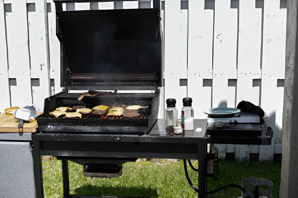 barbecue full of hamburguer-and cheesebuguers grilling