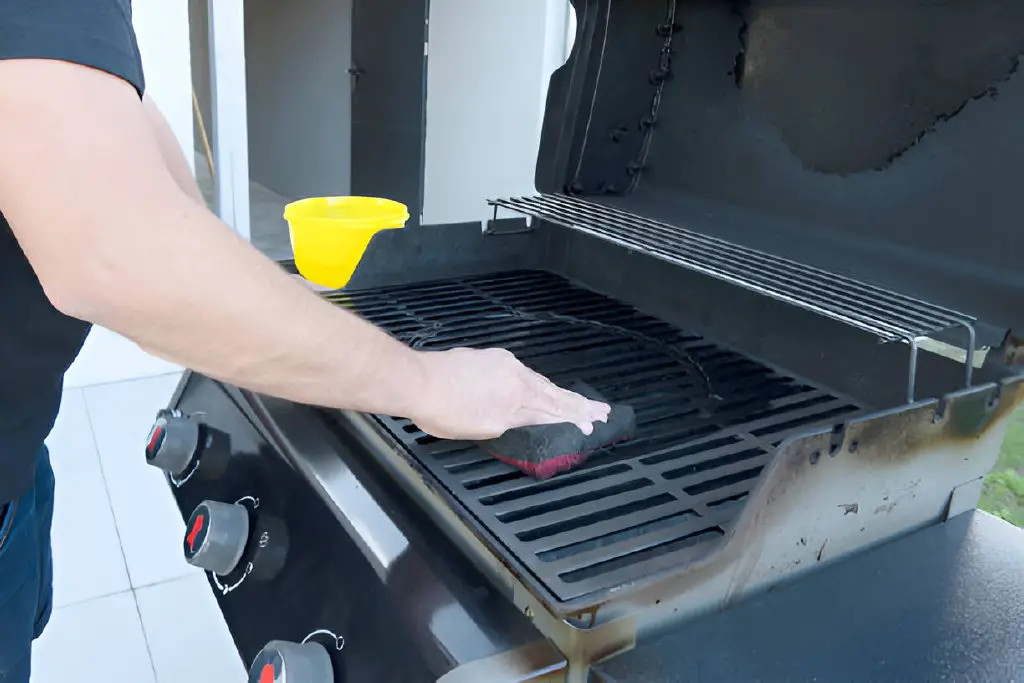 cleans the black grill with soft brush grill frying meat