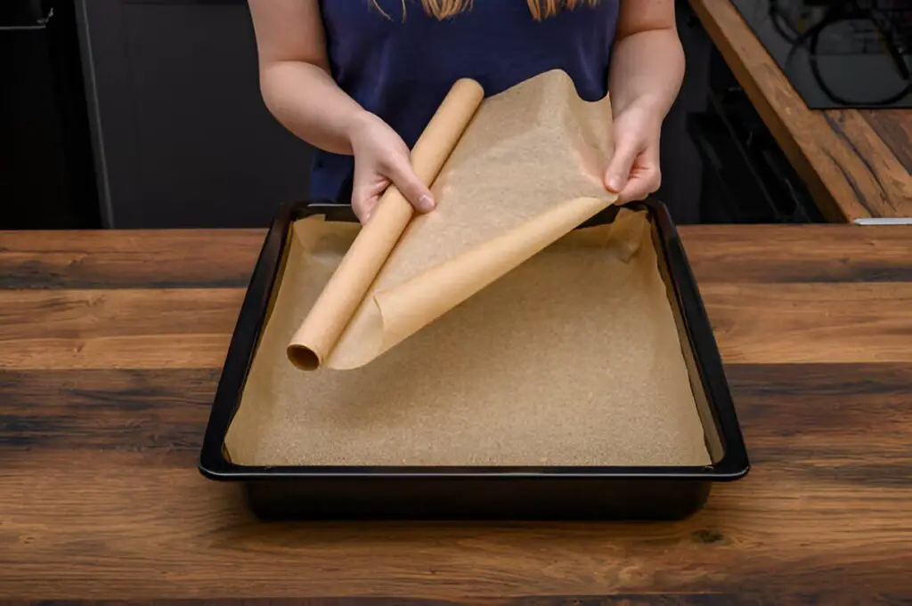 line the baking tin with brown siliconized baking paper in a roll
