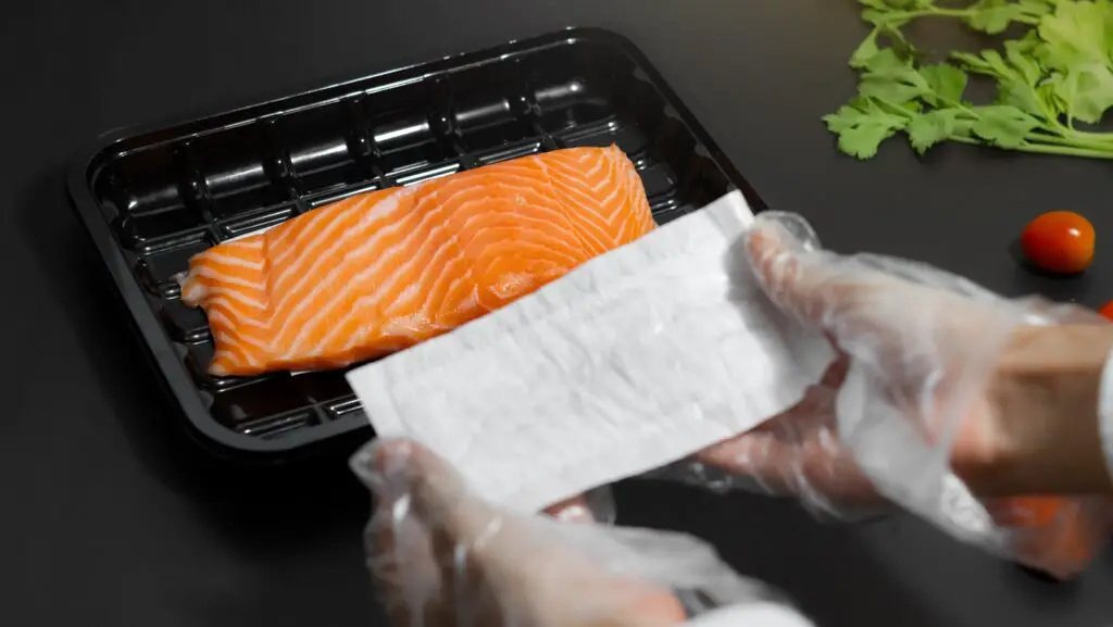 Salmon with Food Absorbent Pad